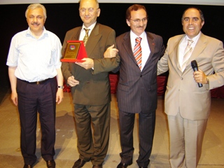 Dr. R�stem Ey�bo�lu Bilge Ki�i Plaketini al�rken