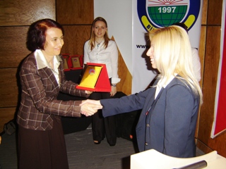 Prof. Dr. Naide Camukova Bilge Ki�i Plaketini al�rken